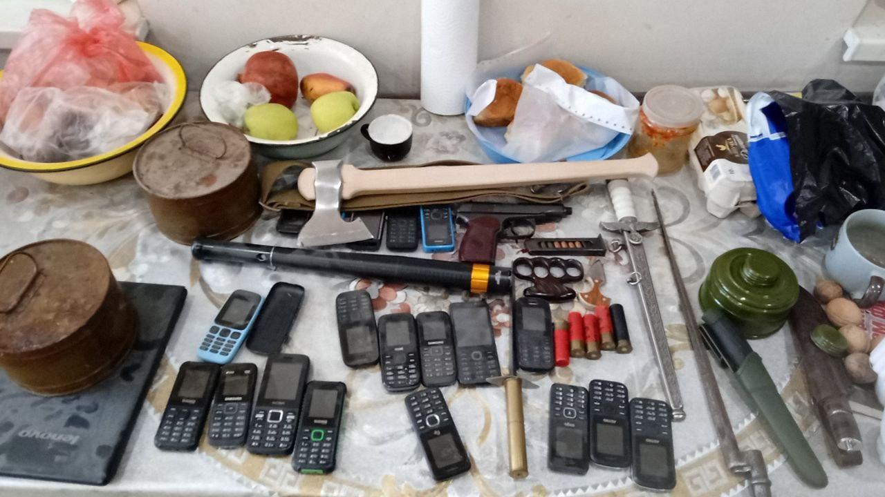 Полицейские выявили у жителя Херсонской области оружие и предметы с нацистской символикой