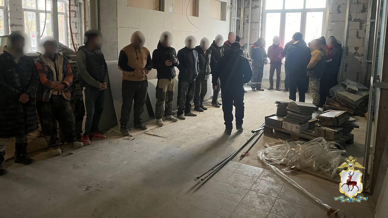 В Нижегородской области выявлены 23 нелегальных мигранта, работавших на строительстве школы