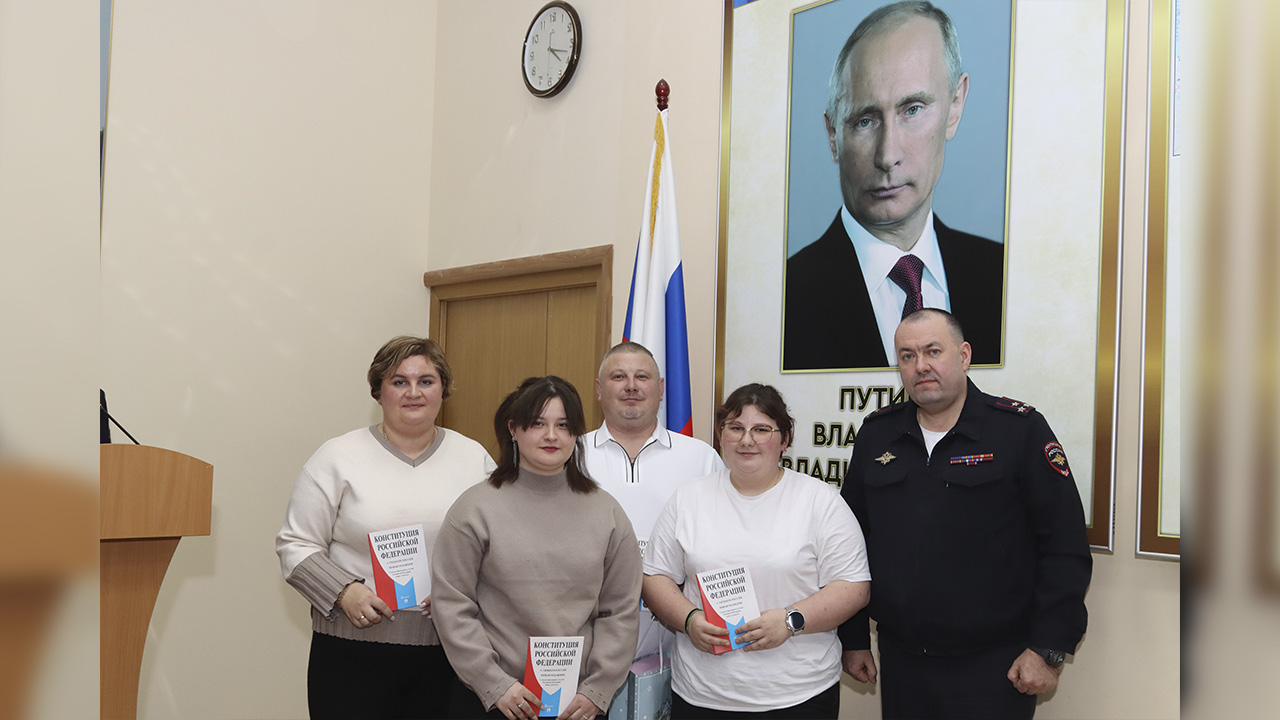 Полицейские Нижегородской области вручили РВП и российские паспорта приезжим из Германии и Латвии