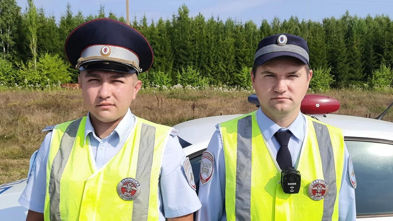 В Башкортостане сотрудники ГИБДД спасли людей при пожаре в селе Баймурзино