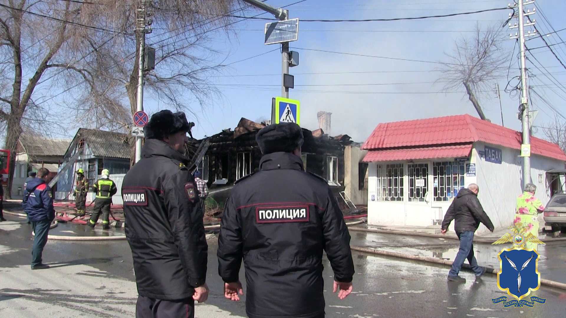 В Саратове во время пожара полицейские пришли на помощь жильцам трёх частных домов