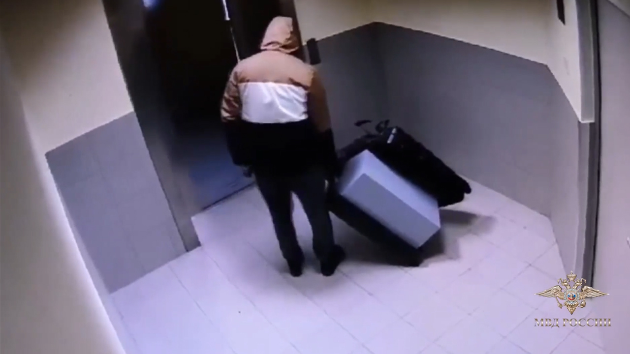 МВД России публикует видео хищения сейфа с крупной суммой денежных средств из офиса в центре столицы