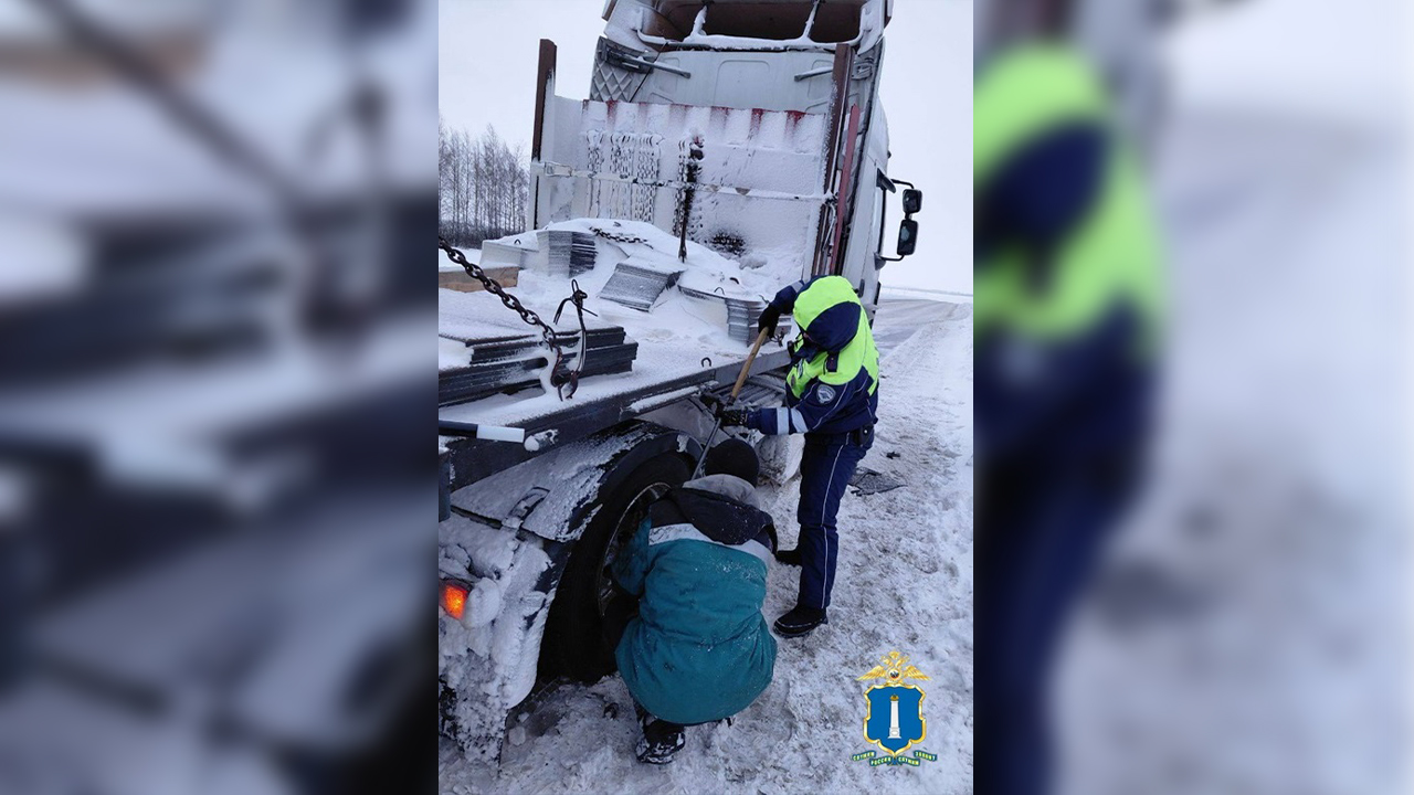 Ульяновские автоинспекторы помогли водителю грузовика, вставшего на трассе из-за поломки колеса