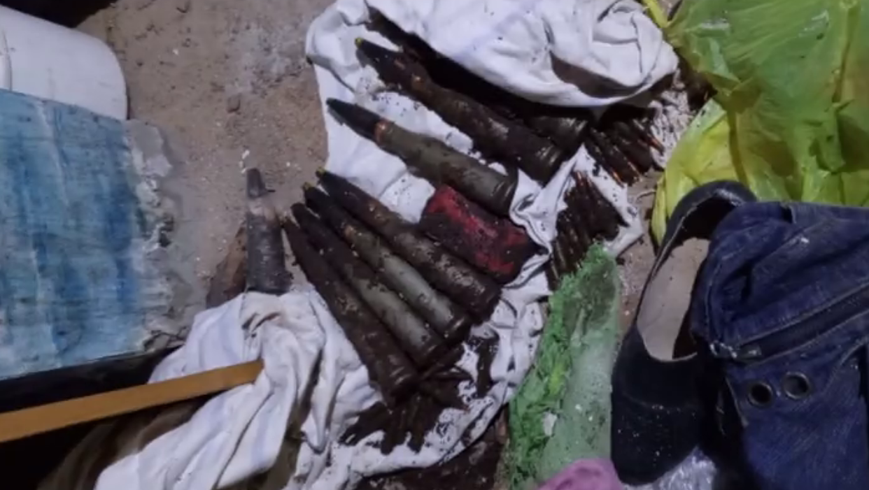 В печи и комнате заброшенного дома в Запорожской области полицейские нашли оружейные схроны