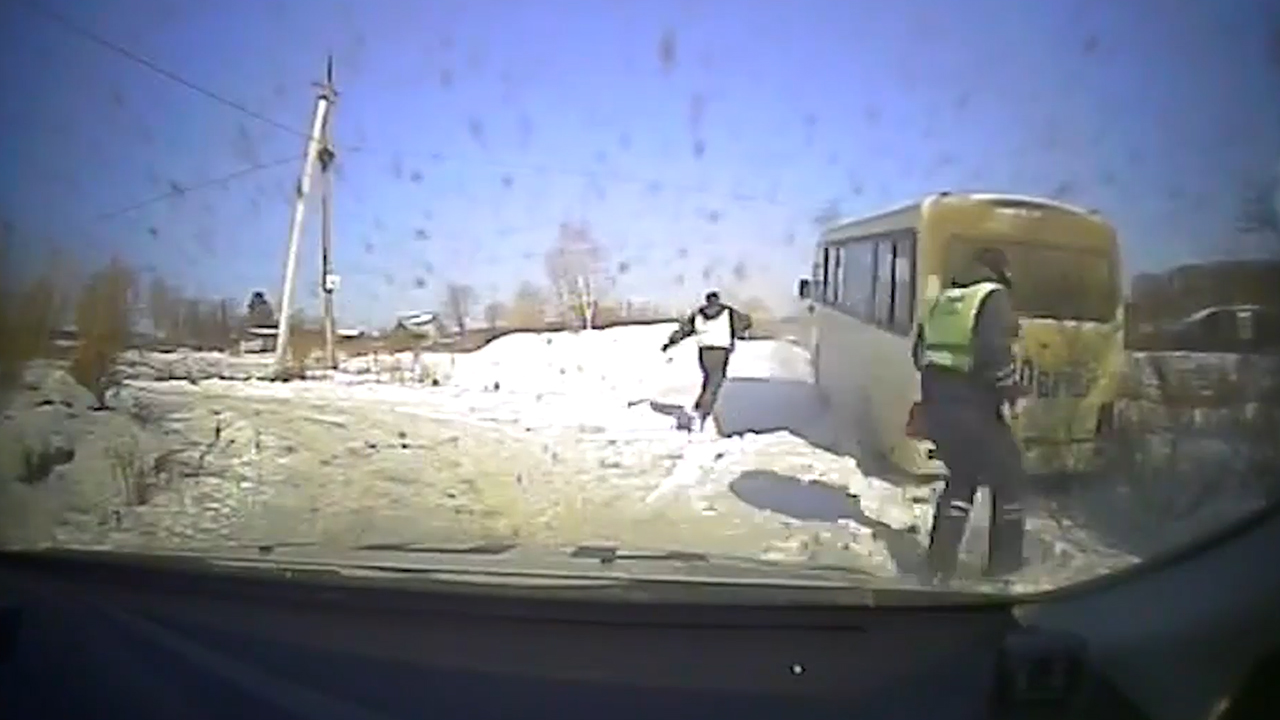 В Приморье мужчина угнал пассажирский автобус и спровоцировал ДТП с большегрузом