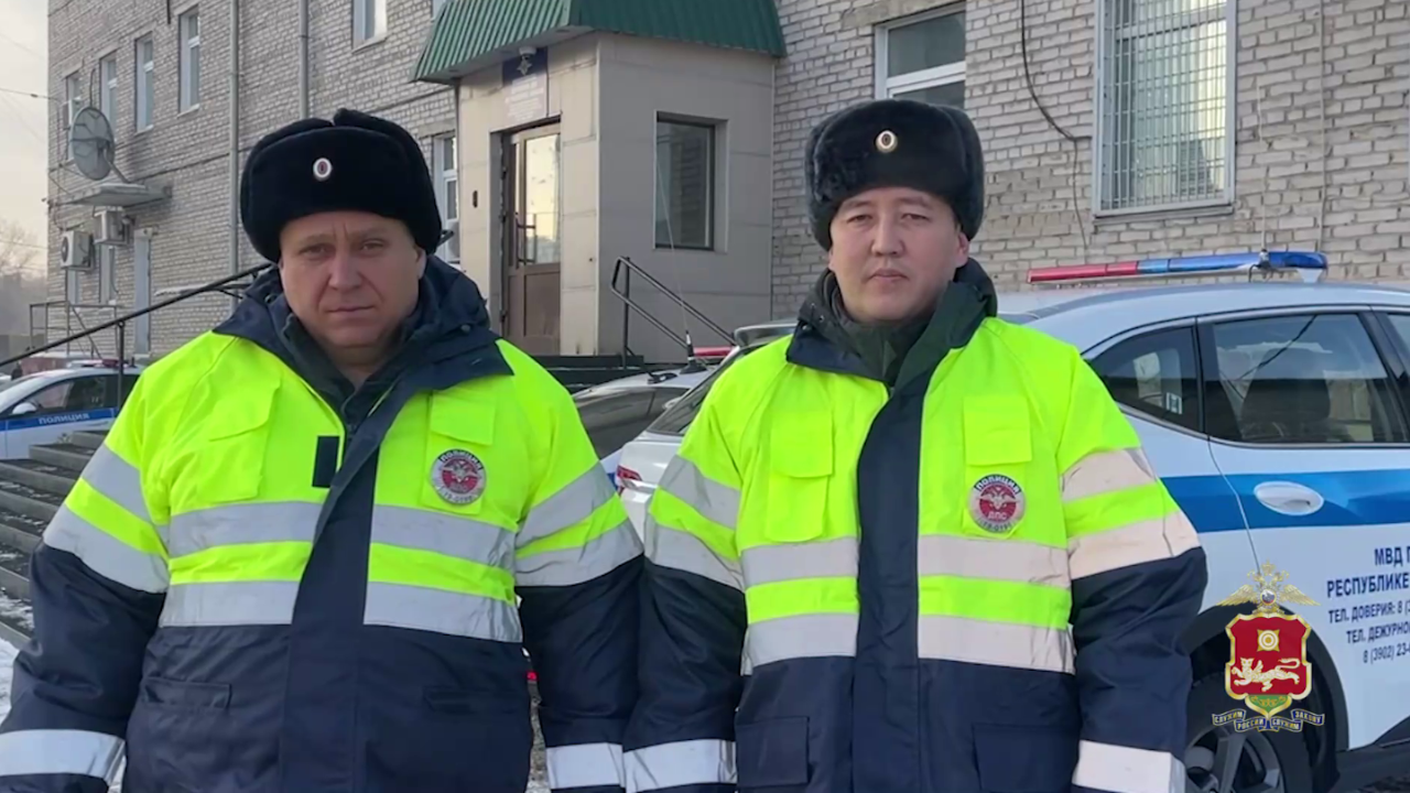 В Хакасии полицейские довезли до дома мужчину, который до этого шёл пешком по трассе девять часов