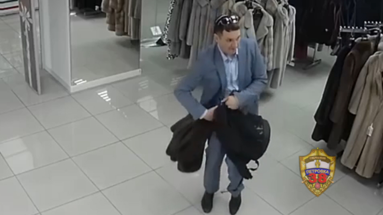 Полицейскими задержан похититель дорогостоящей шубы с витрины магазина в центре Москвы