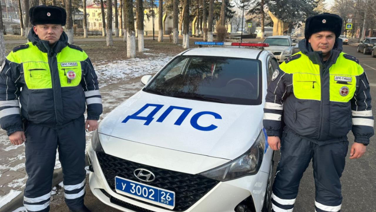 Ставропольские госавтоинспекторы помогли эвакуироваться многодетной семье из горящего дома