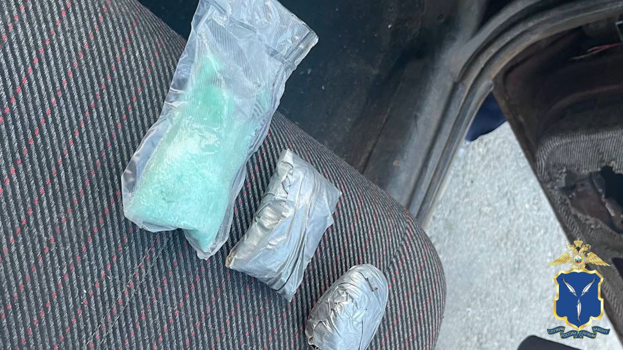 Полицией Саратова задержан псевдоправоохранитель с сигнальным пистолетом и партией наркотиков