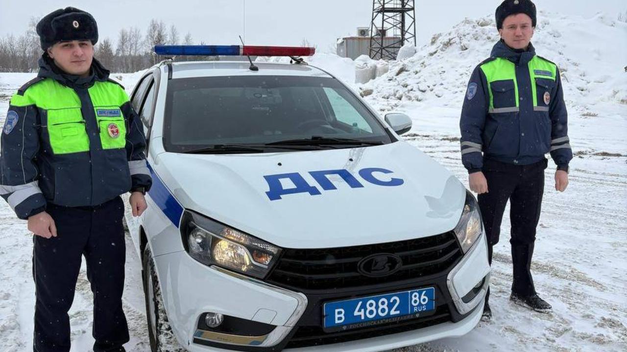 В Югре госавтоинспекторы потушили загоревшийся на стоянке автомобиль жителя города Радужного