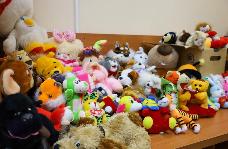 Псковские полицейские передали игрушки для детей, проживающих в новых регионах России