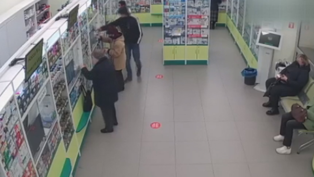 Полицейские Москвы задержали злоумышленника, ограбившего в аптеке пенсионерку