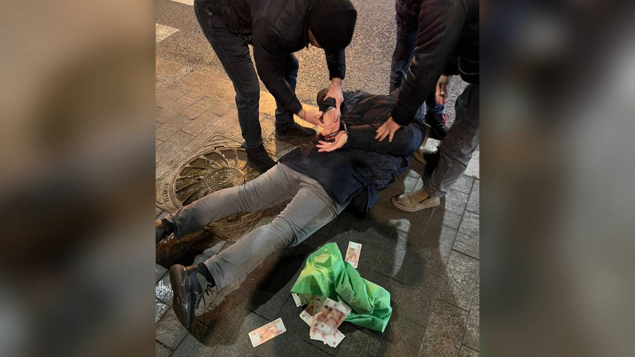 Курьера мошенников, забравшего 10 миллионов рублей у жертвы обмана, задержала полиция Москвы