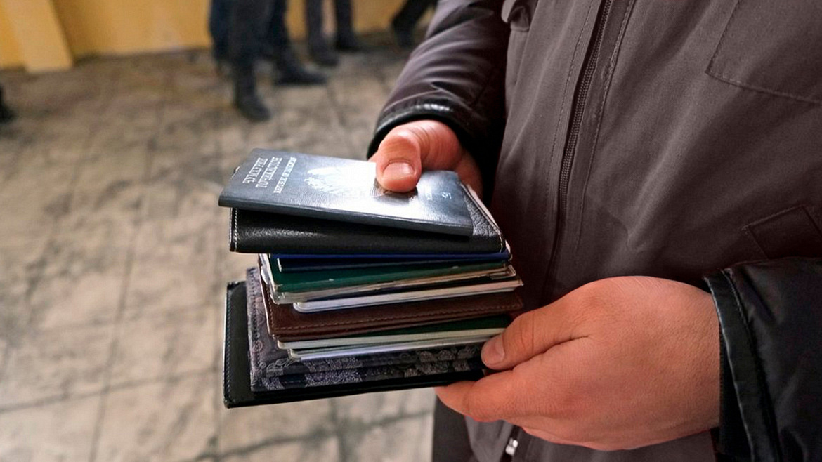 В приморской тайге полицейские задержали четверых иностранцев, незаконно добывавших корни солодки