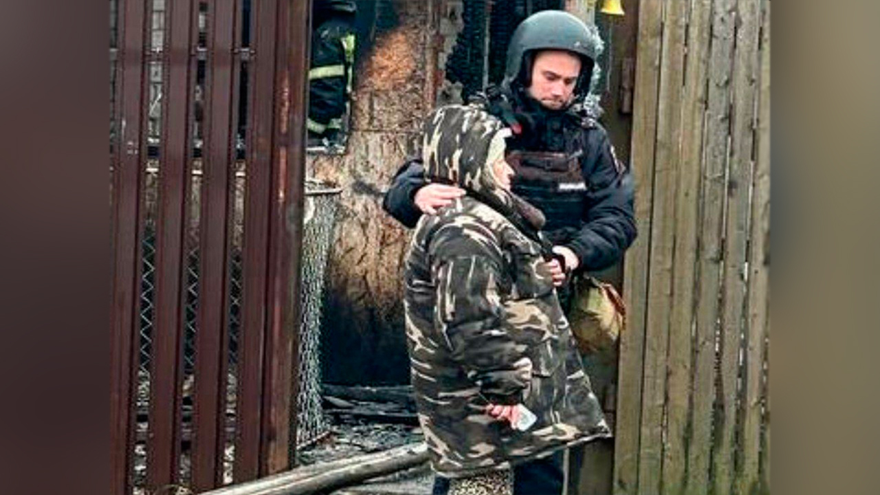 Ирина Волк: В Белгородской области участковый уполномоченный полиции оказал помощь жильцам дома, атакованного ВСУ