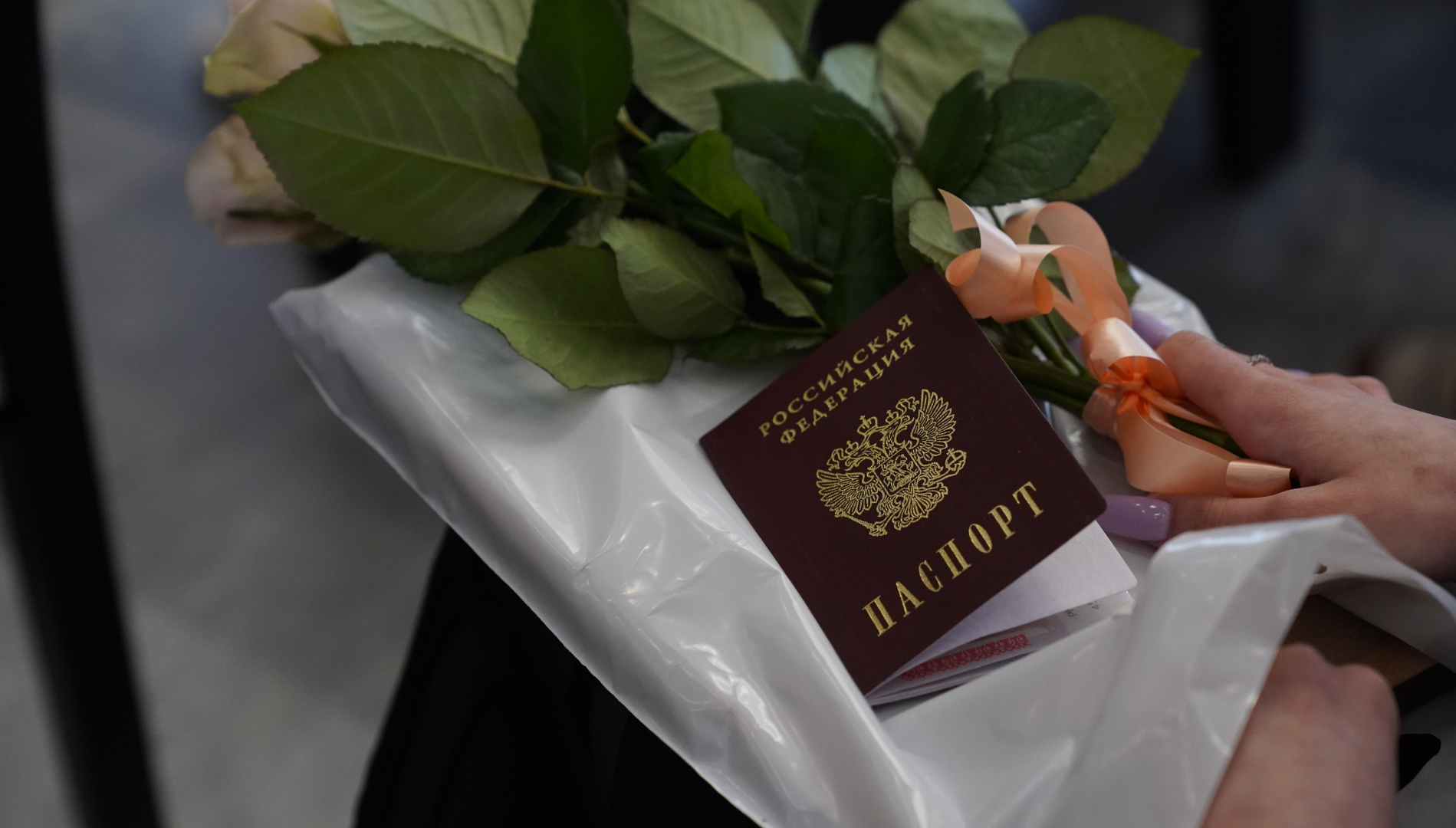 В Югре полицейские вручили паспорт гражданина Российской Федерации 88-летней уроженке Макеевки