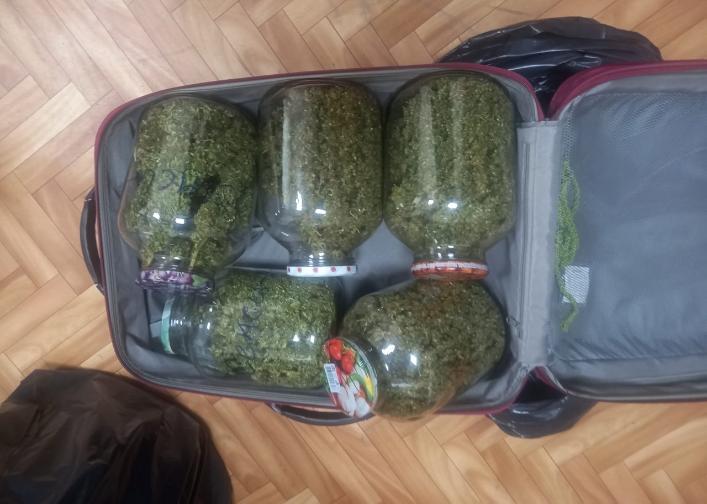 В Астрахани полицейские обнаружили у наркоагрария чемоданы, заполненные марихуаной и гашишем