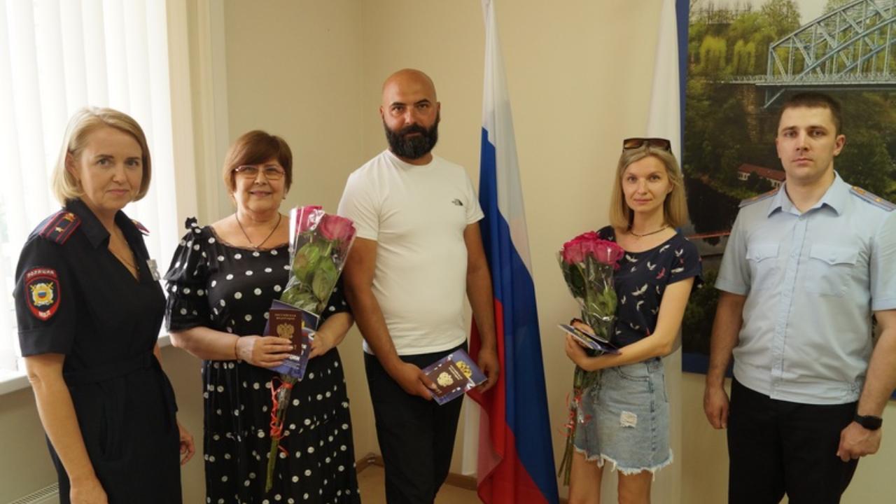 В Новгородской области троим уроженцам ДНР вручены российские паспорта