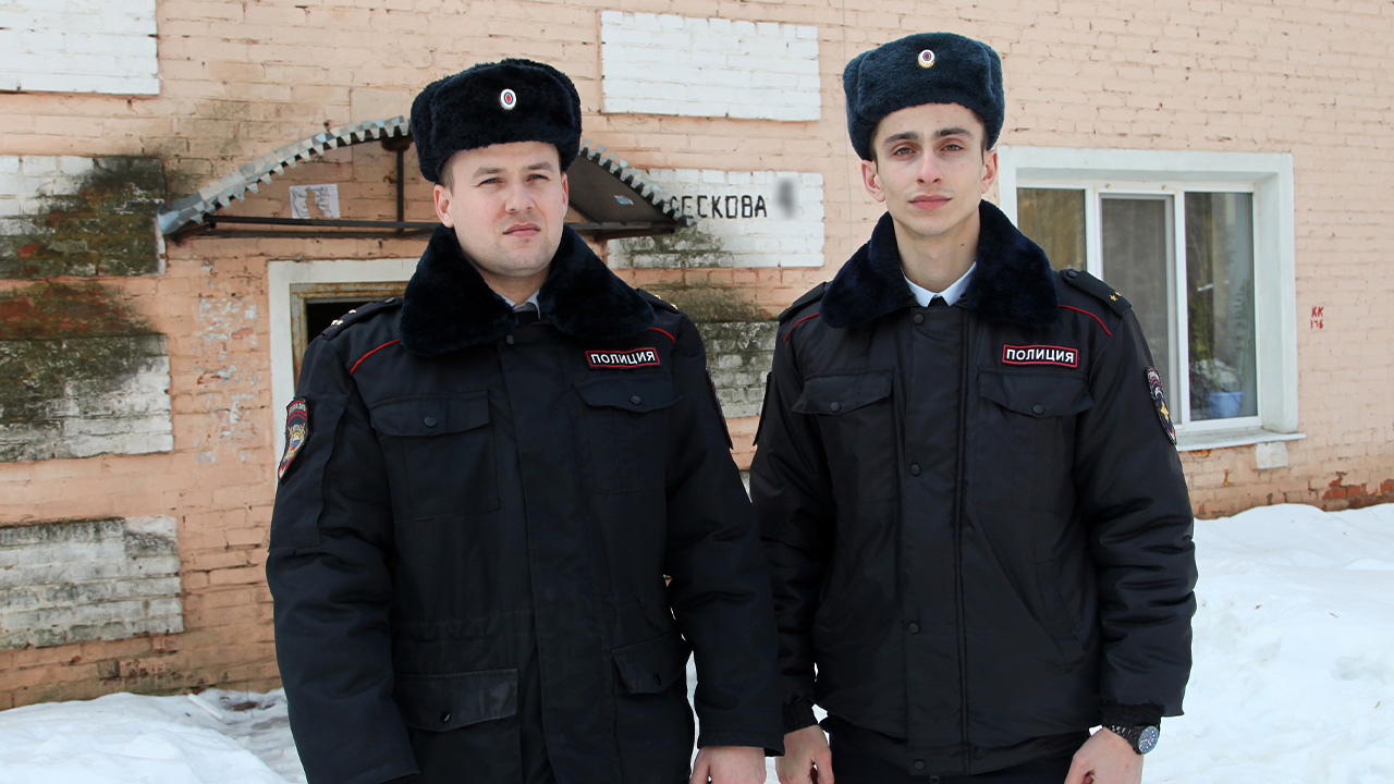 В Орле полицейские оказали помощь семье и медикам, отравившимся угарным газом