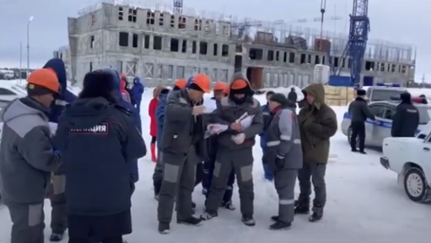 На стройке в Когалыме полицейские выявили 60 нелегально работающих иностранцев