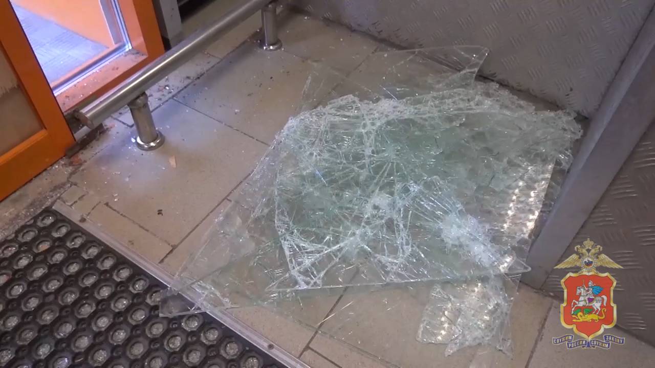 В подмосковных Химках задержан мужчина, который разбил дверь супермаркета и пытался похитить товар