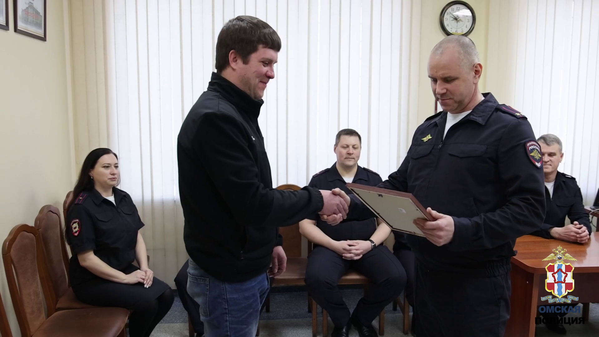 В Омске благодаря помощи таксиста полиция задержала курьера аферистов и вернула пенсионерам их финансы