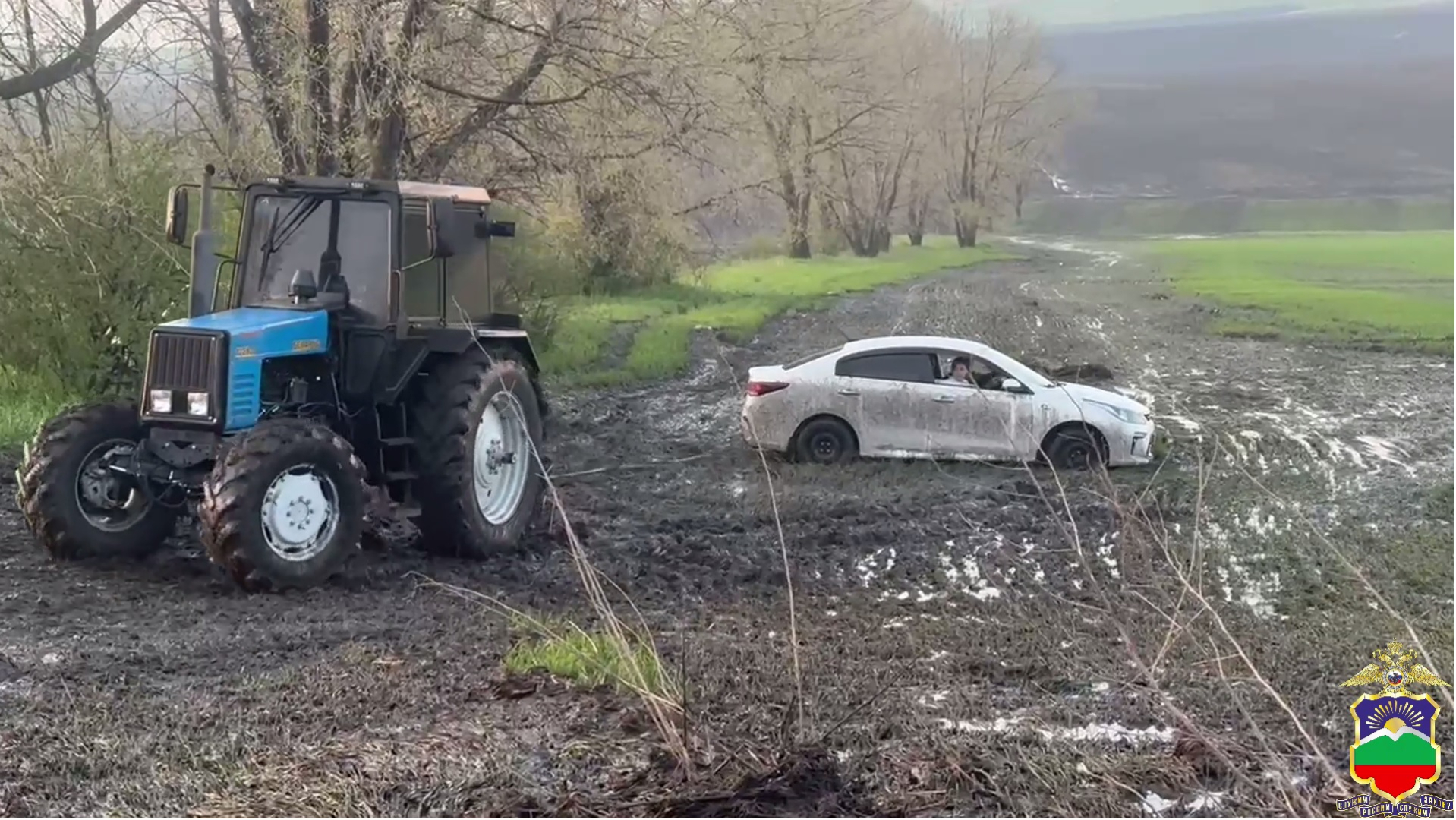 В Карачаево-Черкесии полицейские помогли водителю, машину которого потоком воды унесло с дороги в поле