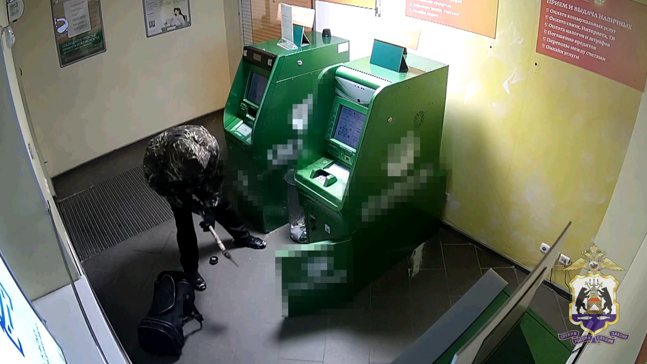 В Новгородской области полицейские задержали мужчину, пытавшегося взломать банкомат топором