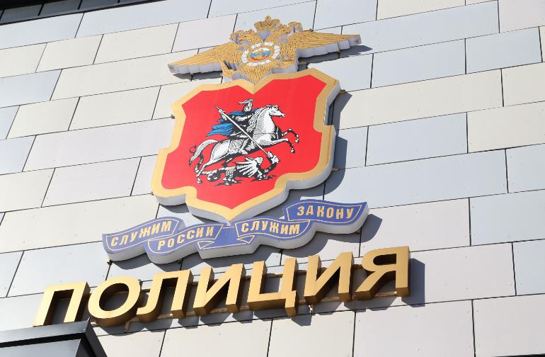 Один из подозреваемых в краже двух электросамокатов из подъезда жилого дома в Москве задержан полицией