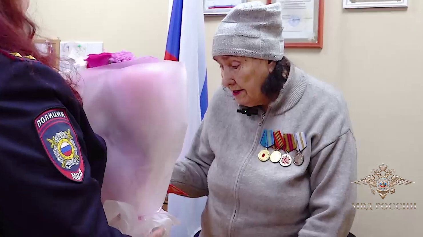 Ирина Волк: В Мурманской области полицейские вручили российский паспорт пенсионерке из Казахстана, обратившейся к Президенту Российской Федерации через программу «Итоги года с Владимиром Путиным»
