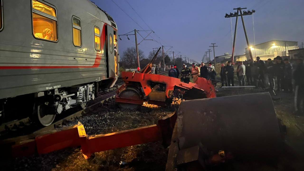 Полиция Северной Осетии выясняет обстоятельства столкновения поезда с асфальтоукладчиком