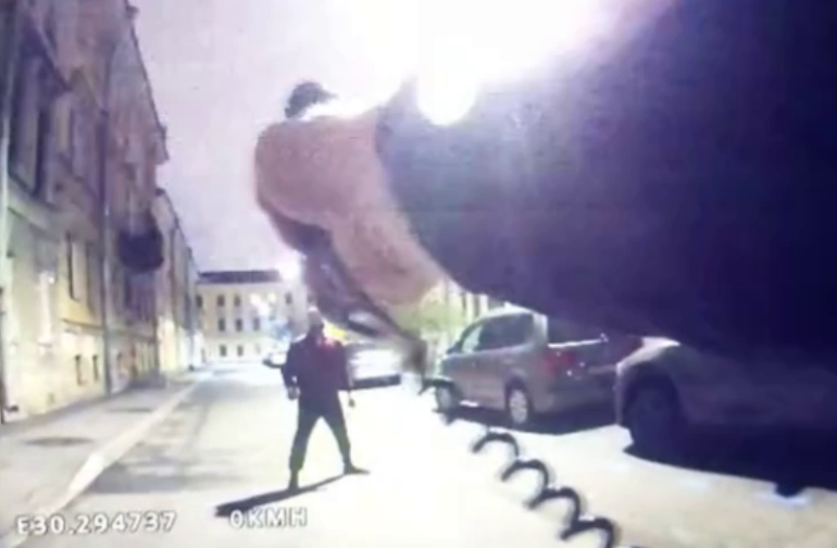 В Петербурге сотрудники ППС обезвредили дебошира, размахивавшего ножами на набережной Фонтанки