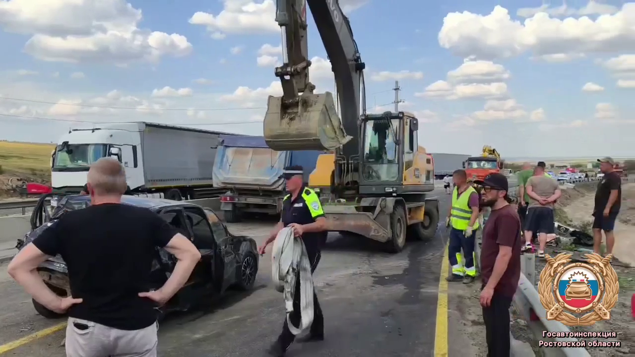 В Ростовской области полиция выясняет обстоятельства массового ДТП, в котором пострадали 6 человек