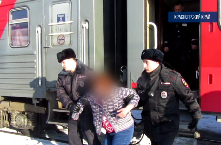 Транспортные полицейские сняли с поезда Иркутск – Красноярск пассажирку за дебош в вагоне
