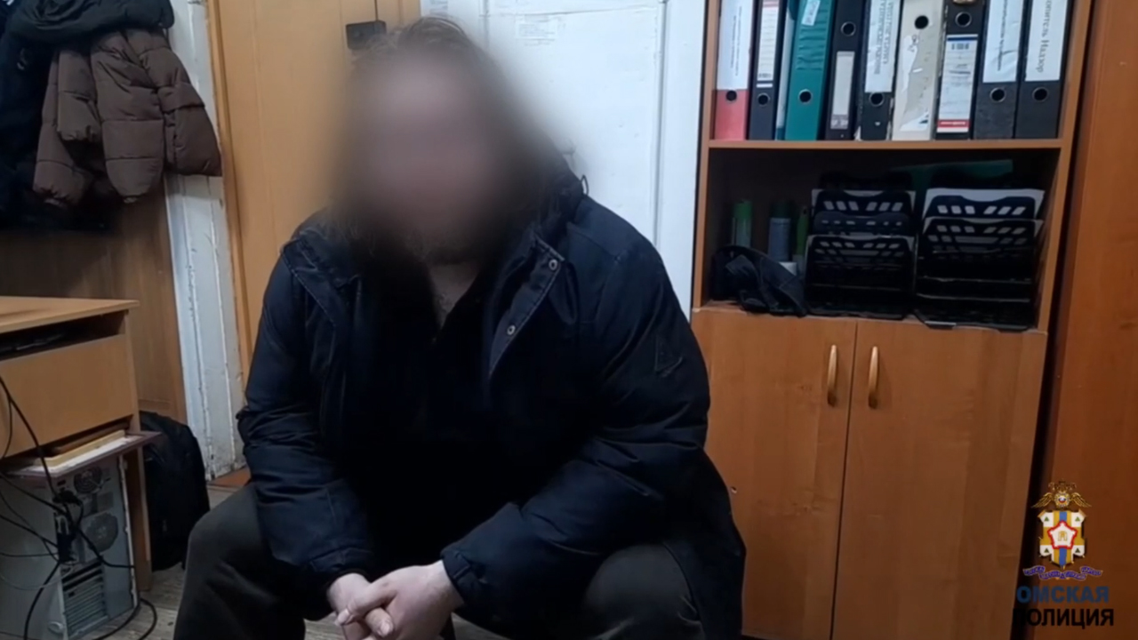В Омской области благодаря бдительному пенсионеру полицейские задержали курьера телефонных аферистов