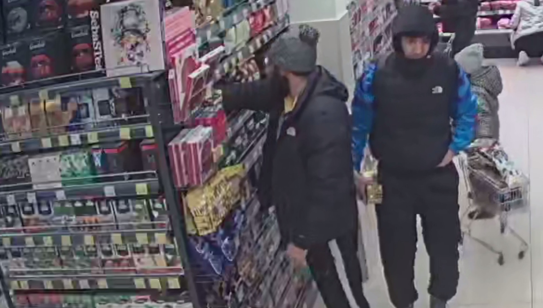 Полицейские задержали двоих мужчин по подозрению в хищении 20 упаковок кофе из столичного магазина