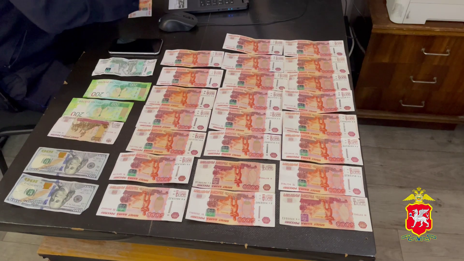 В Крыму полицейские по горячим следам задержали троих соучастников квартирного разбоя