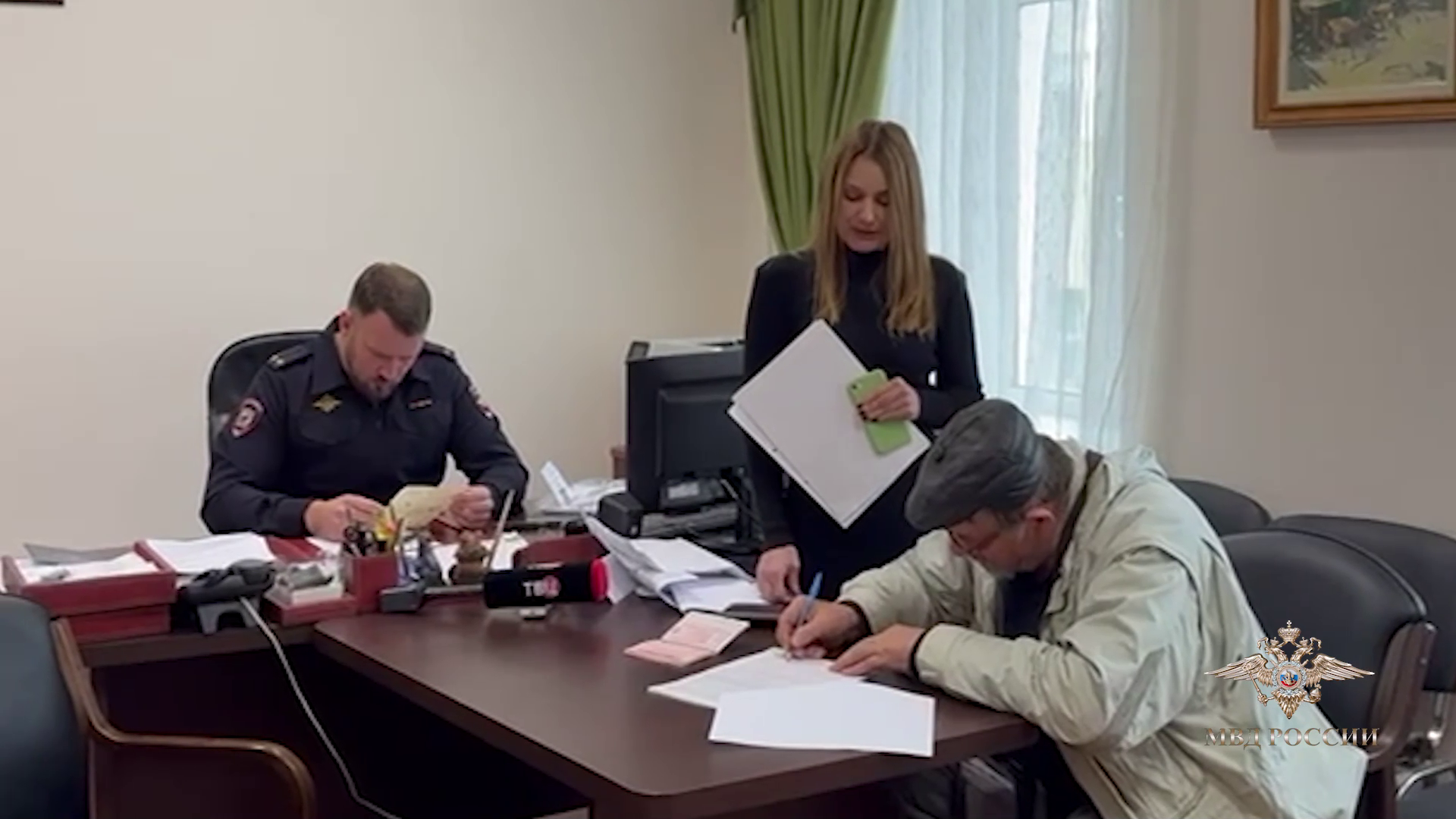 Ирина Волк: В Москве полицейские оказали помощь пенсионеру, выдворенному латвийскими властями