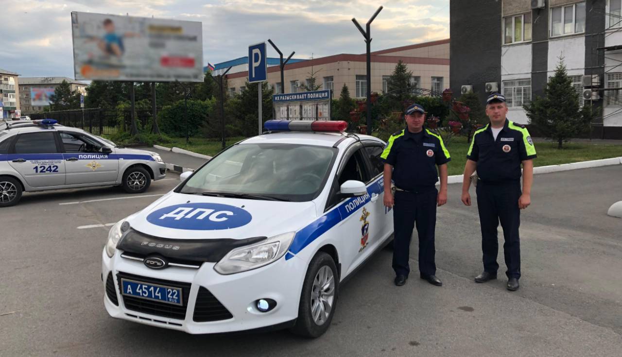 В Алтайском крае инспекторы ДПС оказали помощь на пожаре семье с двумя детьми