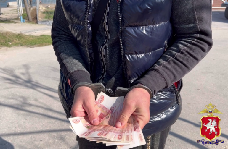 Полицией Севастополя задержан пособник телефонных аферистов, похитивших 2,4 млн рублей у пенсионеров