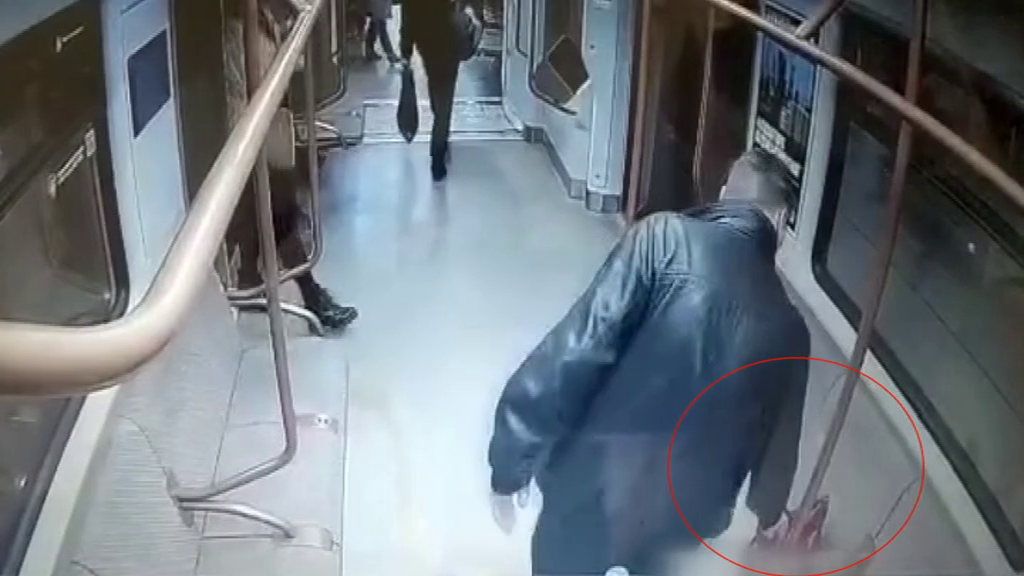 Полицией столичного метро задержан мужчина, похитивший забытую в электропоезде дамскую сумку