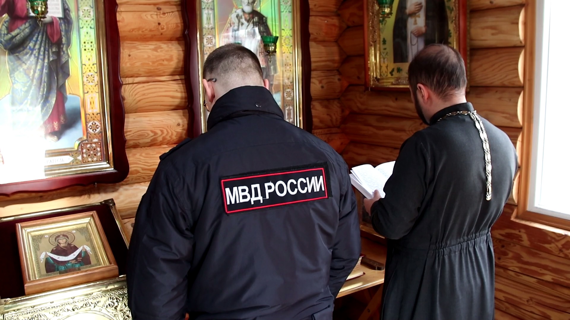 Полицейские оказали содействие православному священнику, посетившему Херсонскую область