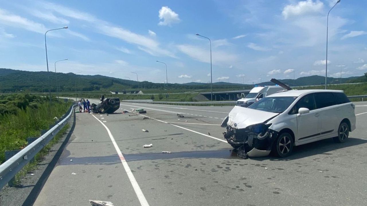 Полиция Приморья работает на месте смертельного ДТП, произошедшего вблизи города Артёма