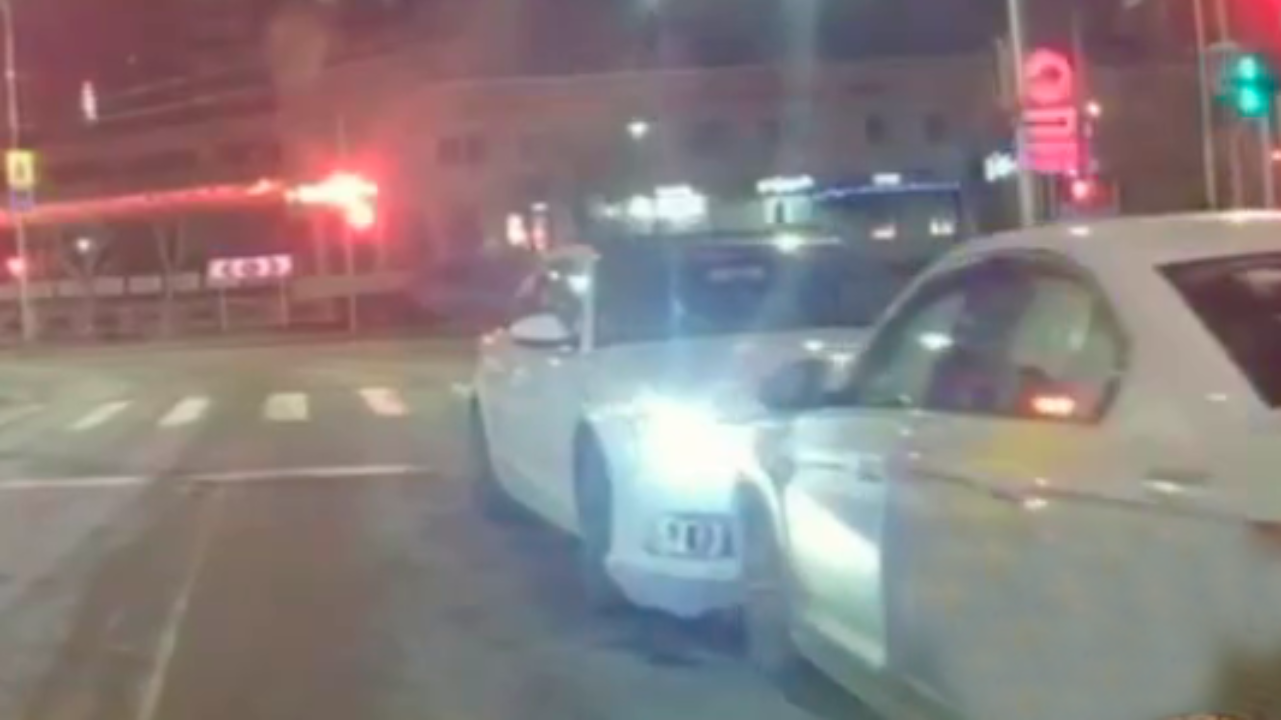 В Красноярске нетрезвая автоледи на Audi, врезавшаяся в машину такси, стала фигуранткой уголовного дела