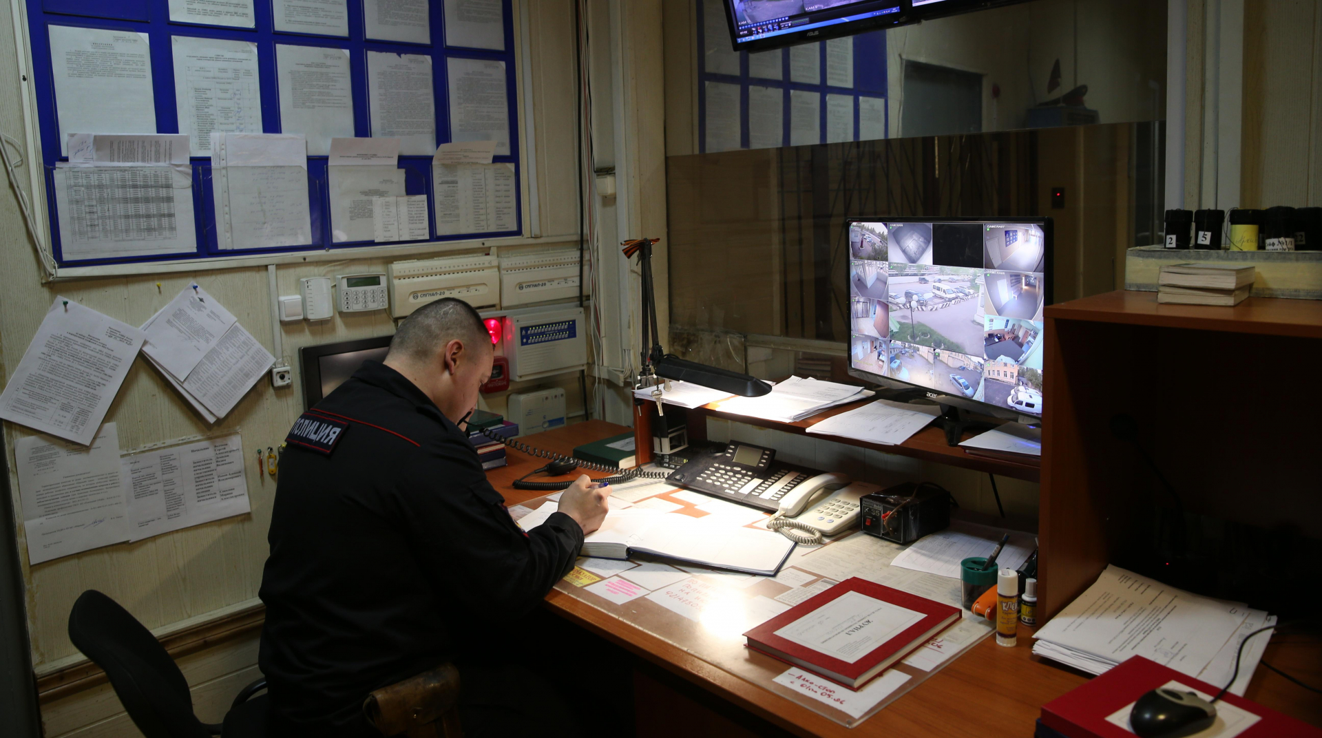 Столичные полицейские по горячим следам задержали двоих подозреваемых в грабеже на 1,2 млн рублей