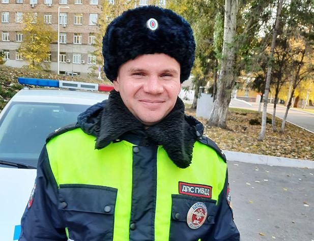Сотрудник ДПС оказал помощь жительнице г. Кинеля Самарской области, сопроводив её машину до больницы