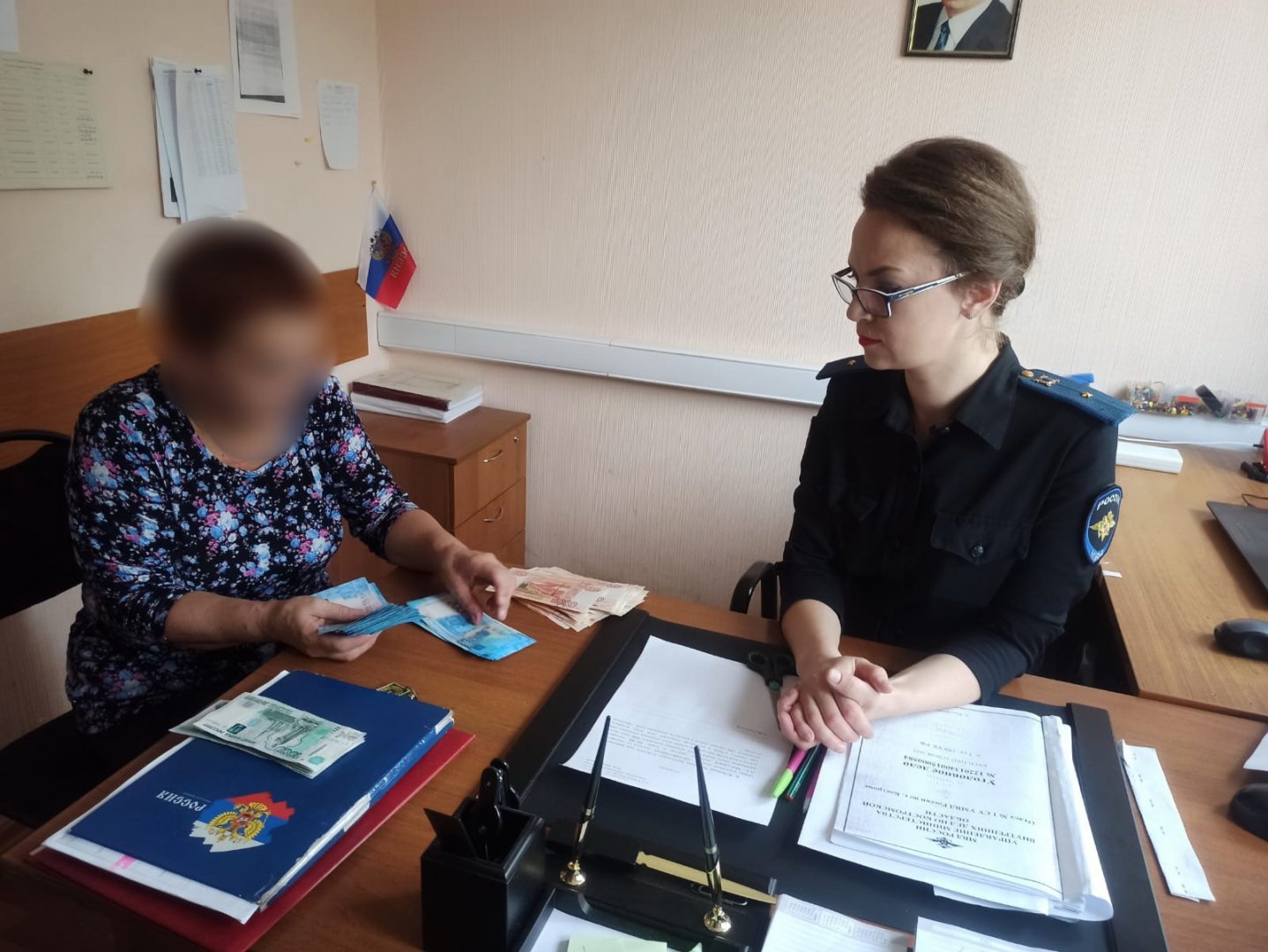 Полицейские Костромы вернули женщине полмиллиона рублей, похищенные помощницей аферистов