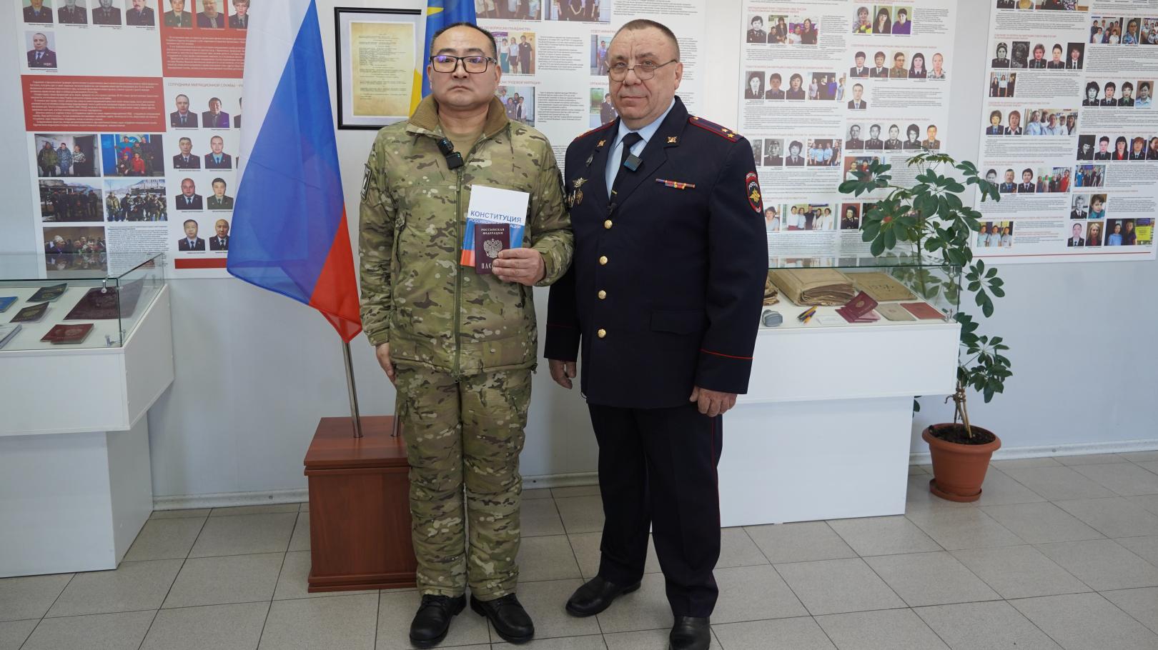 Полицейские Бурятии вручили российский паспорт уроженцу Китая, принявшему участие в СВО