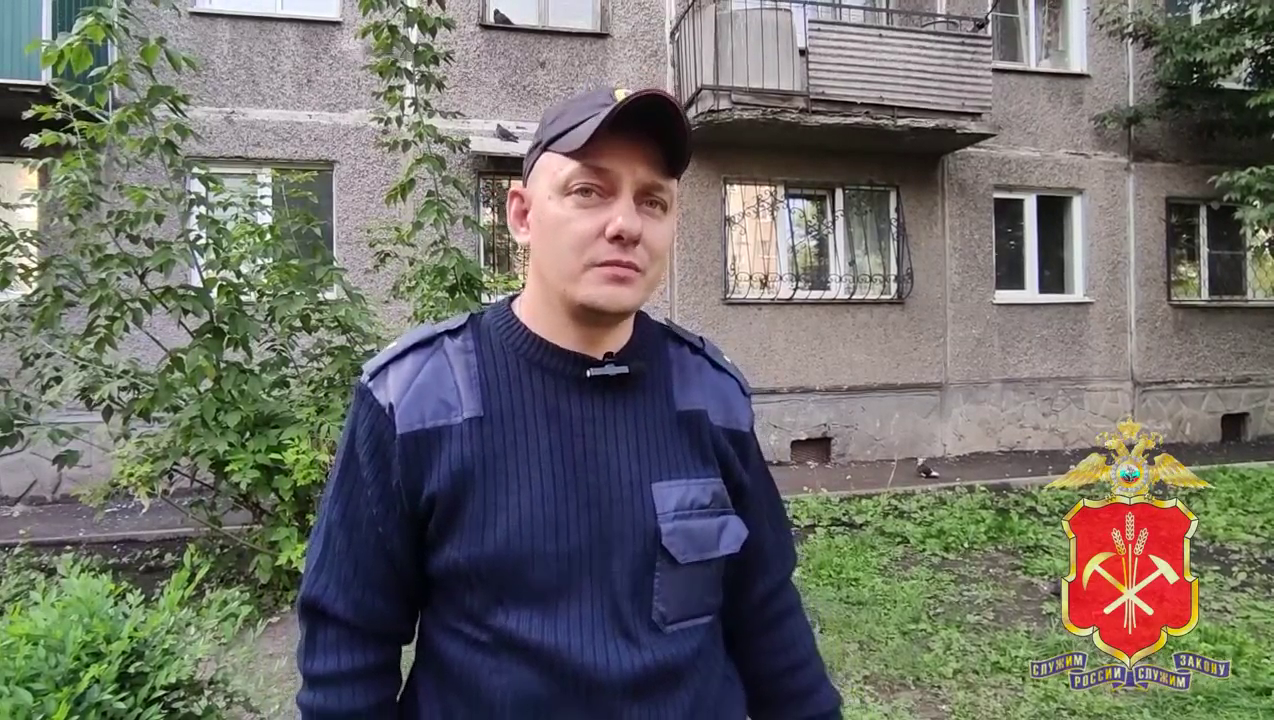 В Кузбассе полицейский через балкон проник в квартиру, чтобы помочь потерявшей сознание пенсионерке