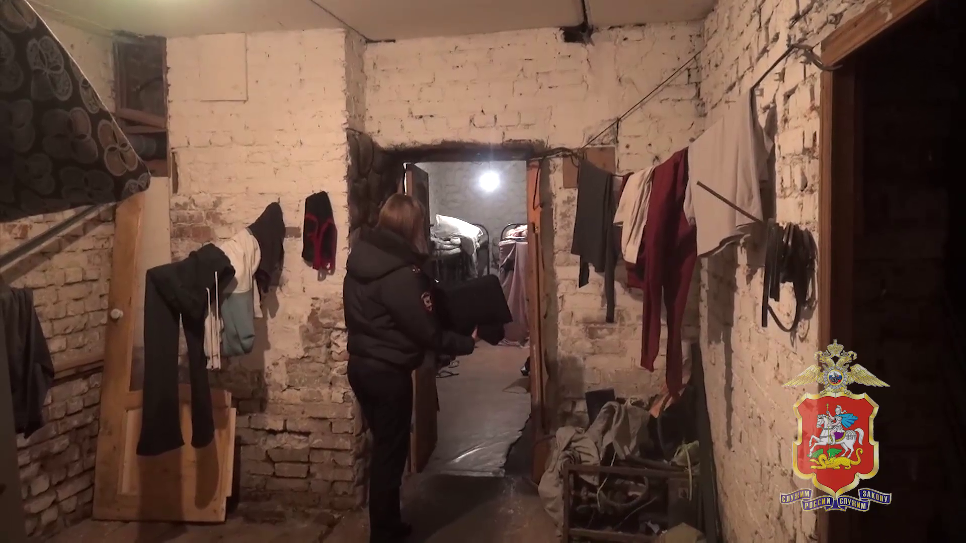 За организацию незаконного проживания 89 нелегалов в Подмосковье полицией задержана 37-летняя женщина